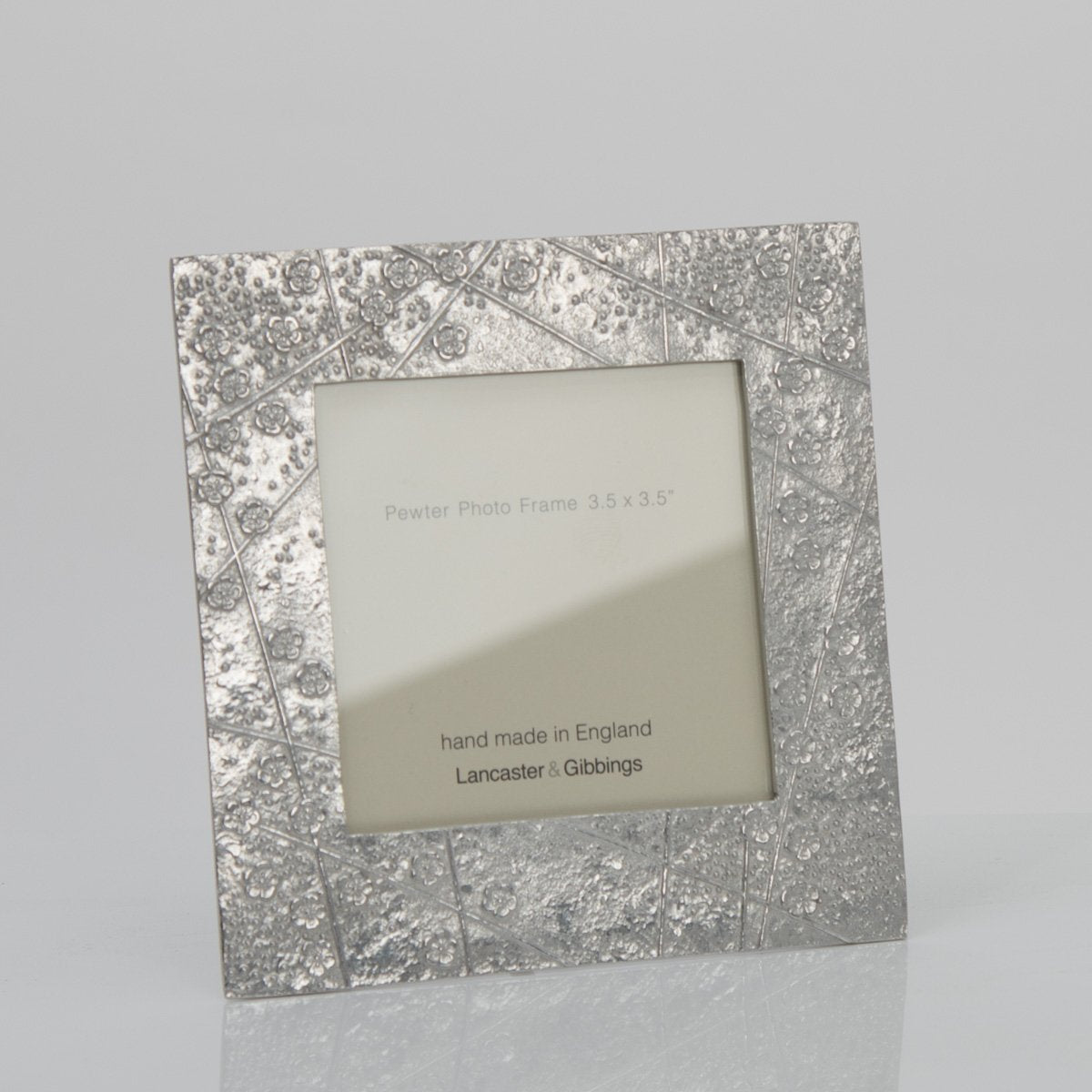 PF_BL02_pewter_photo_frame_made_in_england_e69c2bc9-c316-4a01-b4e8-d9e0533772e6.jpg