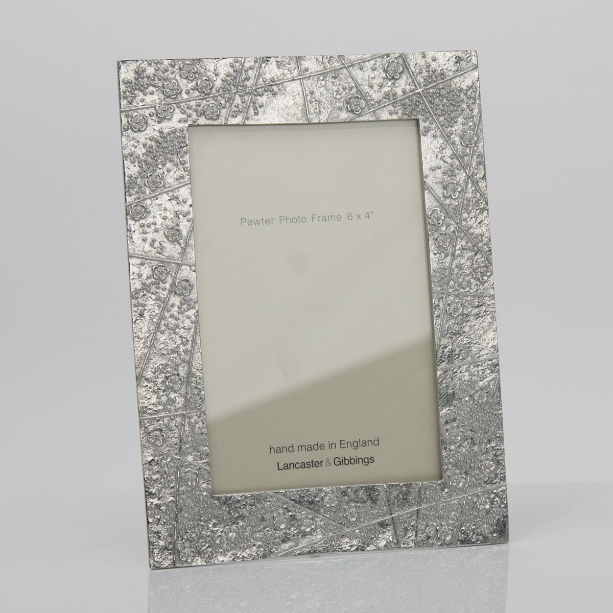 PF_BL03_pewter_photo_frame_made_in_england_2478520e-7d17-4c0d-8250-113aee5cdb3c.jpg