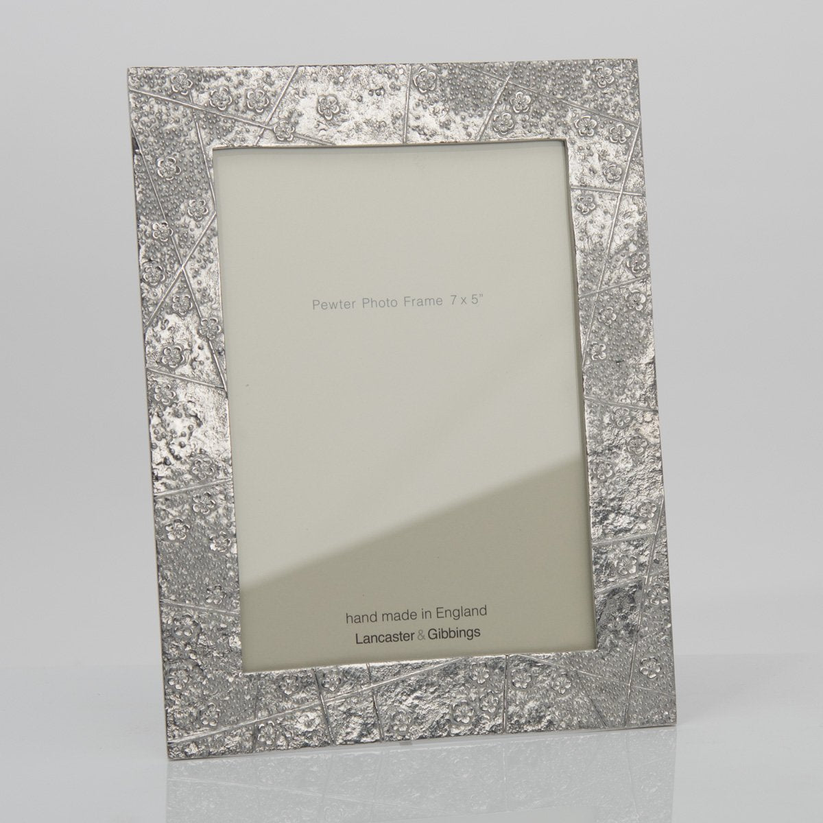 PF_BL05_pewter_photo_frame_made_in_england_b18e81b7-8e68-4e8b-a262-b148d97abb43.jpg