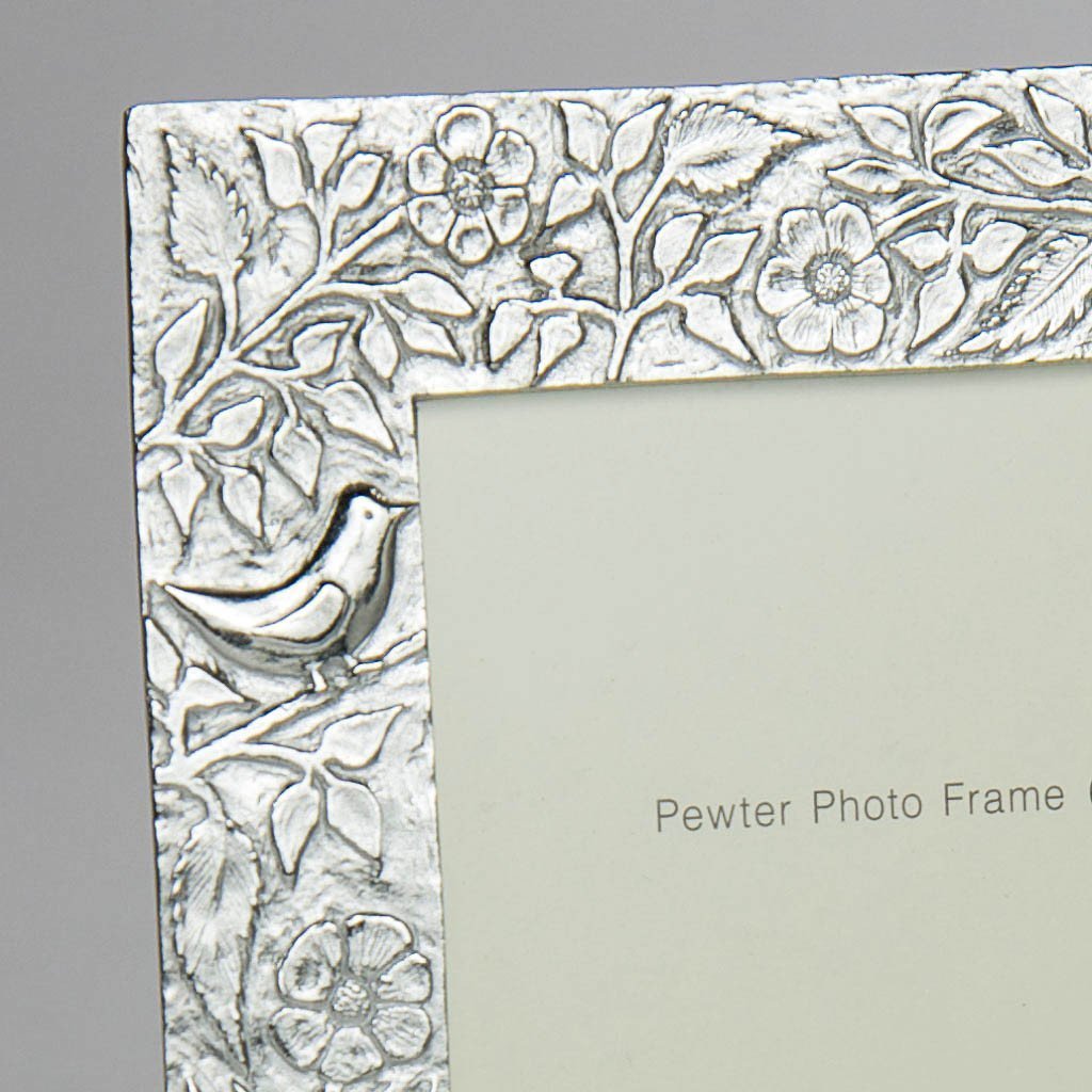 handmade_in_england_pewter_photo_frame_PFBICU_84d9f8f2-95ae-4611-ba95-4e2d6c90404e.jpg