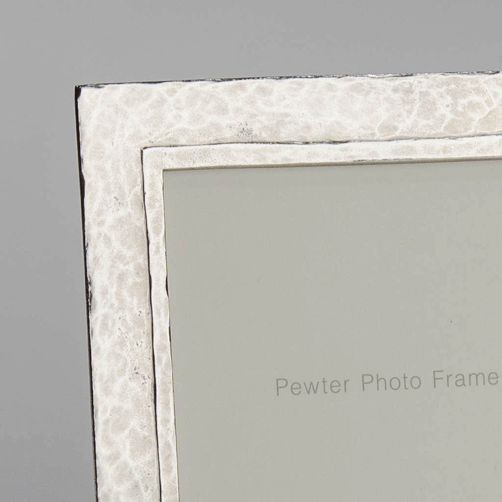 pewter_photo_frame_made_in_england_PFTHCU_3128cad0-3a71-4323-9aea-e4eb63430c91.jpg